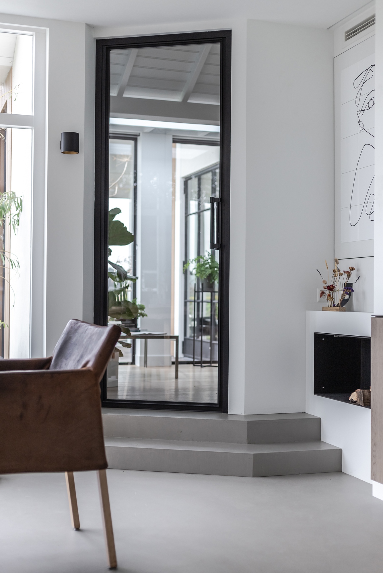 Vakre mikrosement basebeton gulv og trapper i gråfarge